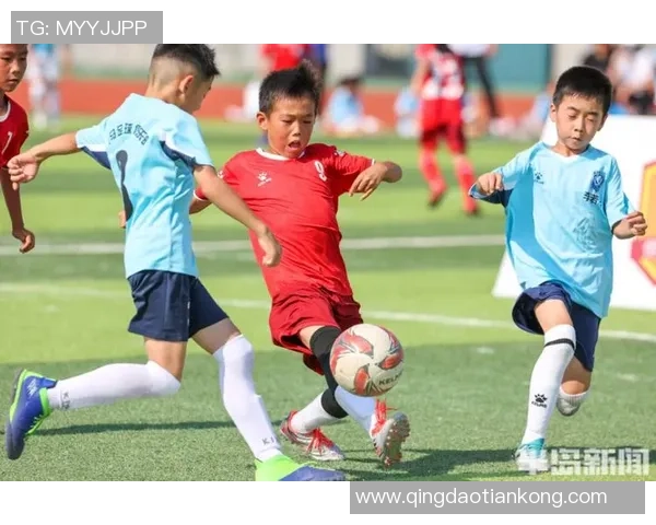 重庆乐力雅足球俱乐部携手社区共建足球文化助力青少年成长与发展